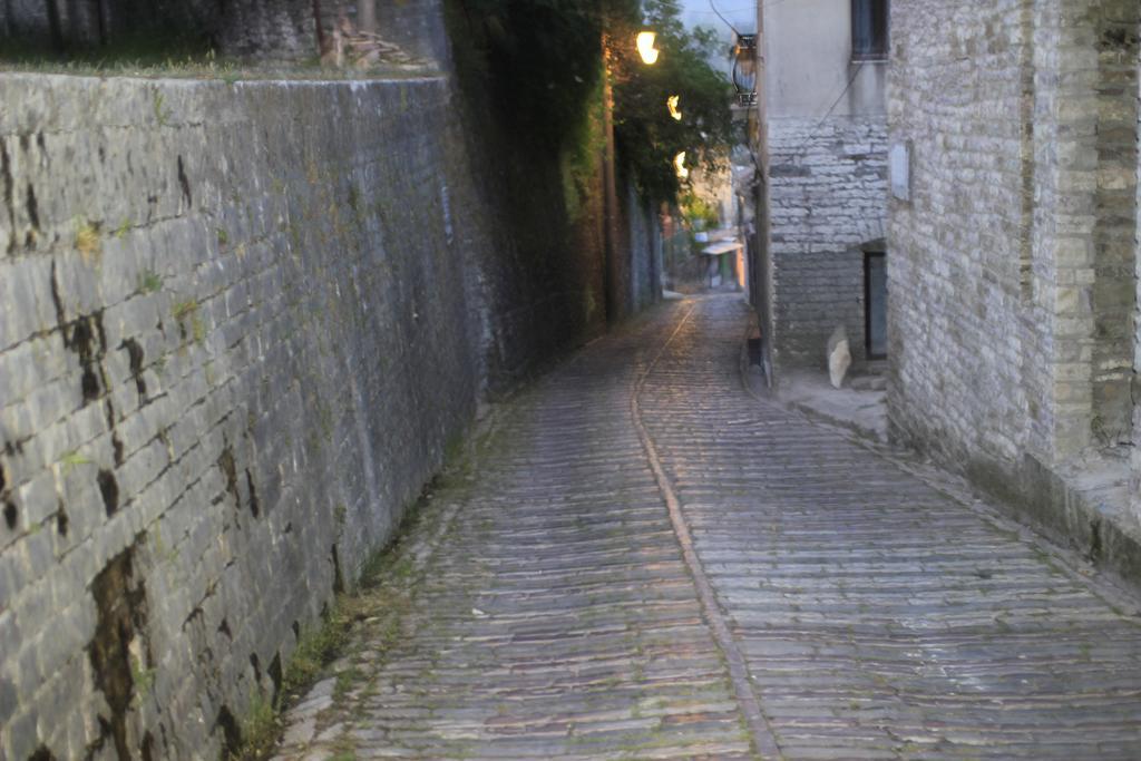 Gjirokastër Eva Guesthouse מראה חיצוני תמונה