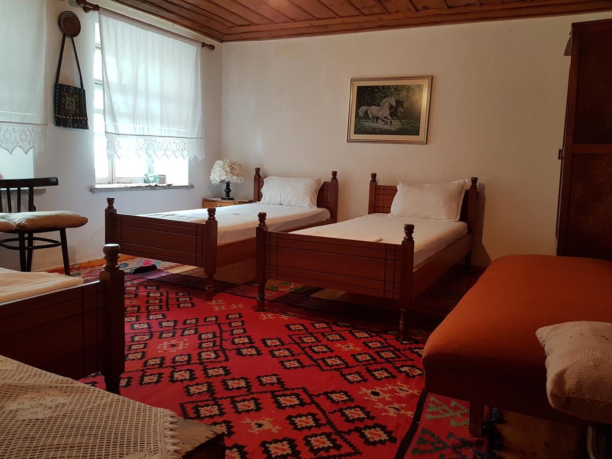 Gjirokastër Eva Guesthouse מראה חיצוני תמונה