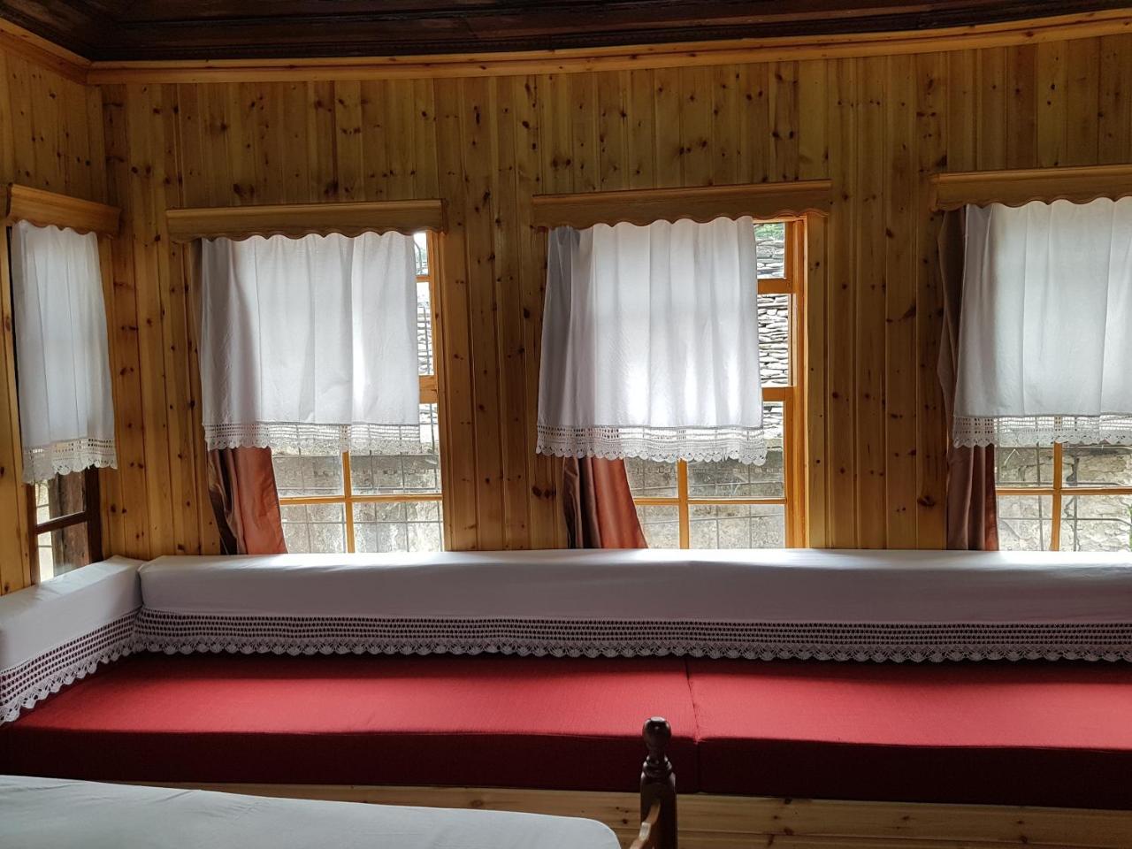 Gjirokastër Eva Guesthouse מראה חיצוני תמונה