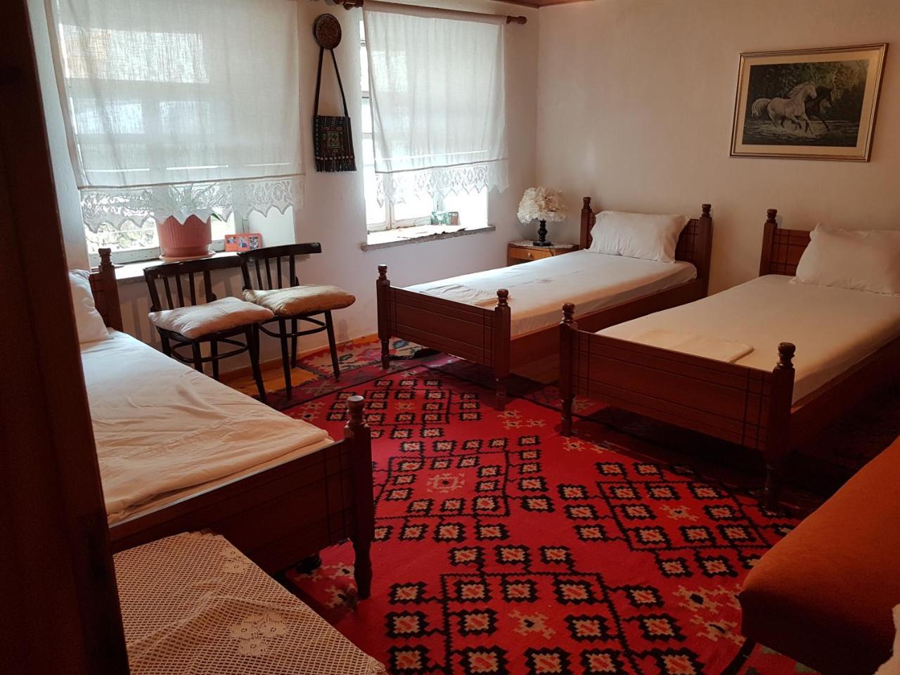 Gjirokastër Eva Guesthouse מראה חיצוני תמונה