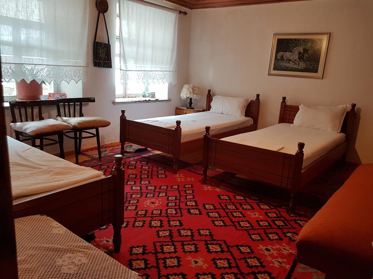 Gjirokastër Eva Guesthouse מראה חיצוני תמונה