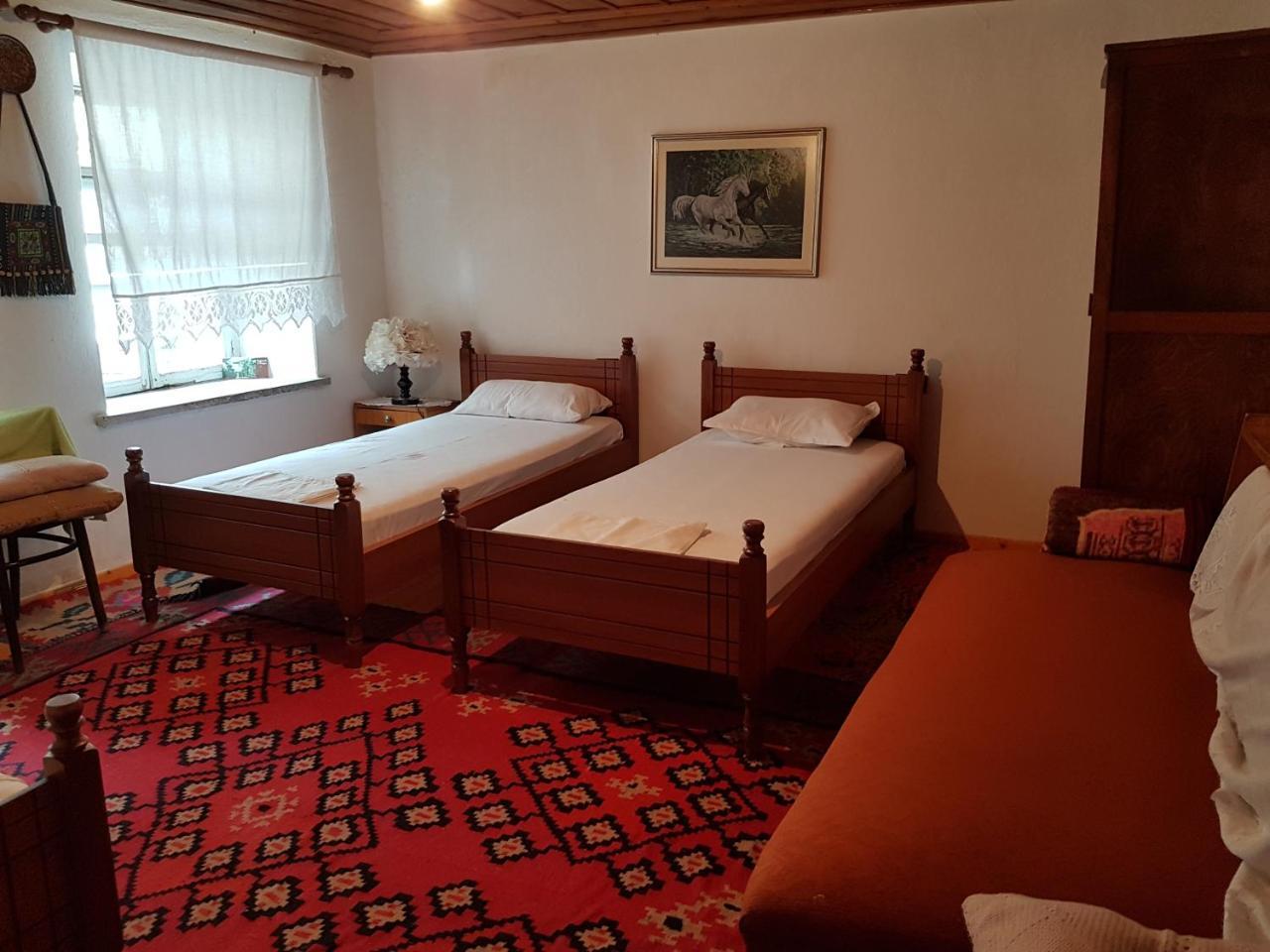 Gjirokastër Eva Guesthouse מראה חיצוני תמונה