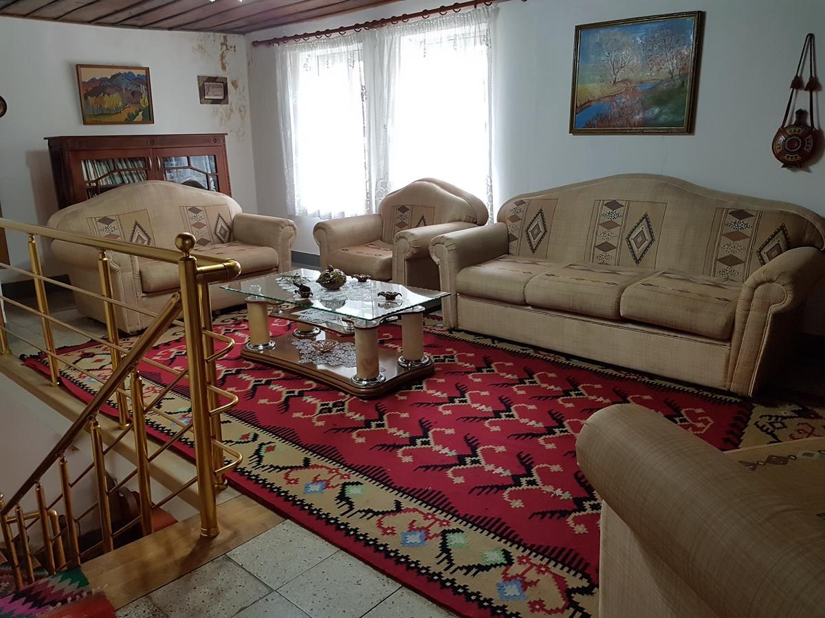 Gjirokastër Eva Guesthouse מראה חיצוני תמונה
